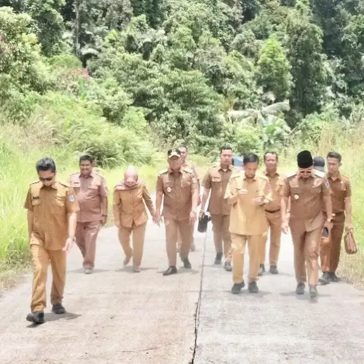 Bupati dan Wakil Bupati Mentawai Tinjau PDAM Bukit Pamewa, Pastikan Air Bersih Warga Tersalurkan Maksimal 1 Bupati dan Wakil Bupati Mentawai Tinjau PDAM Bukit Pamewa