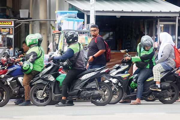 Presiden Prabowo Putuskan Driver Ojek Online Dapat Bonus Lebaran, THR Swasta dan BUMN Harus Dibayarkan H-7 Lebaran 1 ILUSTRASI— Pengemudi ojek online.