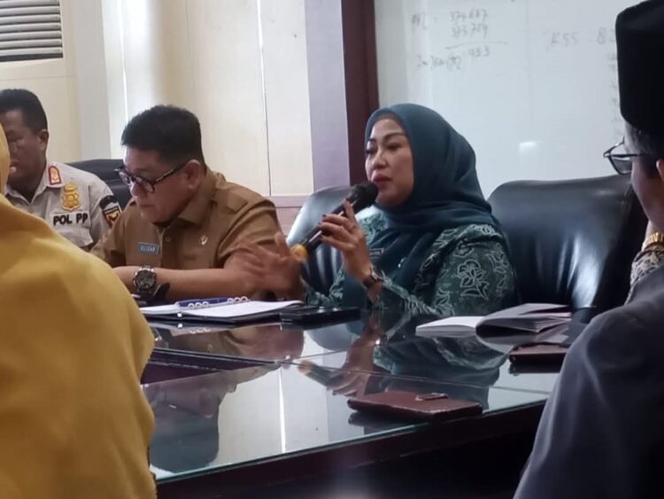 Maraknya Kasus Kenakalan Remaja, Pemkab Gelar Rakor untuk Pencegahan dan Penanganan Dini 1 RAKOR—Ketua TP PKKNy Lise Eka Putra gelar rakor guna pencegahan dan penanganan kenakalan remaja.