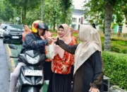 Wujud Kepedulian di Bulan Ramadhan, DWP Agam Berbagi Takjil