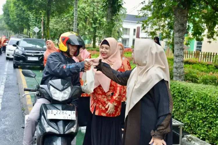 Wujud Kepedulian di Bulan Ramadhan, DWP Agam Berbagi Takjil 1 BERBAGI TAKJIL— Dalam semangat berbagi di bulan suci Ramadhan, Dharma Wanita Persatuan (DWP) Kabupaten Agam, menggelar kegiatan sosial dengan membagikan takjil kepada masyarakat, di jalur Jalan Sudirman, di depan Masjid Agung Nurul Falah, Lubuk Basung, Rabu (19/3).