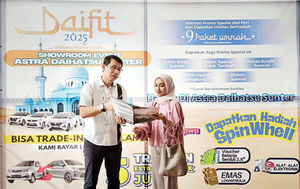 Daihatsu Peduli Customer, Hadirkan Sejumlah Paket Program Ramadhan, Ada Undian Umrah 1 PERHATIAN DAIHATSU DI RAMADHAN— Marketing & Customer Relations Division Head PT Astra International Tbk. Daihatsu Sales Operation, Tri Mulyono (kiri) memaparkan program Ramadhan kepada salah satu konsumen di Bengkel Daihatsu di Sunter, Jakarta Utara, Rabu (12/3) sore.