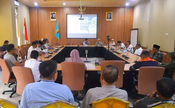 Tingkatkan Layanan Publik, Pemkab Hadirkan Aplikasi “Lapor Pak Bupati JFP” 1 ARAHAN—Wakil Bupati Solok Candra didampingi Sekda Medison berikan arahan saat rapat terkait peningkatan pelayanan publik melalui Tingkatkan Layanan Publik tersebut.