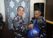 Berbagi dengan Personel, Danlantamal II Ikut Pendistribusian Paket Lebaran 