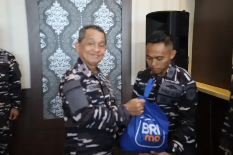 Berbagi dengan Personel, Danlantamal II Ikut Pendistribusian Paket Lebaran 1 SERAHKAN SEMBAKO— Danlantamal II Laksamana Pertama TNI Sarimpunan Tanjung, serahkan paket sembako pada personel.