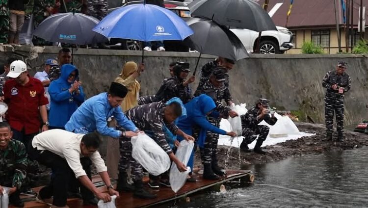 Danlantamal Lepas 10 Ribu Ikan di Talago Koto Baru 1 Danlantamal Lepas 10 Ribu Ikan di Talago Koto Baru