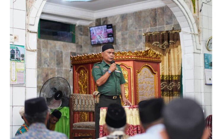 SAMBUTAN—Danrem 032 Wirabraja yang diwakili oleh Pabung Dandim 0309 Solok Mayor Arhanud Herman berikan sambutan.