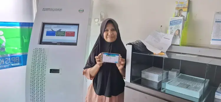 Desi Terkesan dengan Kecanggihan Fitur Aplikasi Mobile JKN 1 MOBILE JKN—Desi (40), salah satu peserta JKN asal Tanah Datar merasakan manfaat Mobile JKN.
