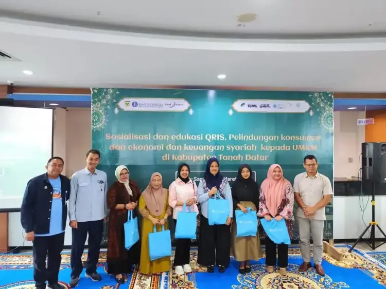 QURMA BI Provinsi Sumbar, Dinas KUKMP Bersama Bank Nagari Hadirkan 200 Pengusaha Mikro 1 Qris BI Sumbar,--Sukseskan Program Akselerasi Qris BI Sumbar, Dinas KUKMP Tanah Datar Dan Bank Nagari Cabang Batusangkar Hadirkan 200 Pengusaha Mikro foto bersama.