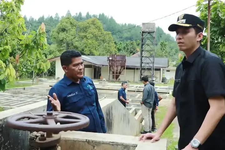PDAM Sawahlunto Butuh Pompa 70 Liter/detik Secepatnya 1 BERIKAN KETERANGAN—Direktur PDAM Julmadizon saat memberikan keterangan tentang kebutuhan Pompa Rantih kecepatan 70 liter/detik kepada Walikota Sawahlunto Riyanda Putra.