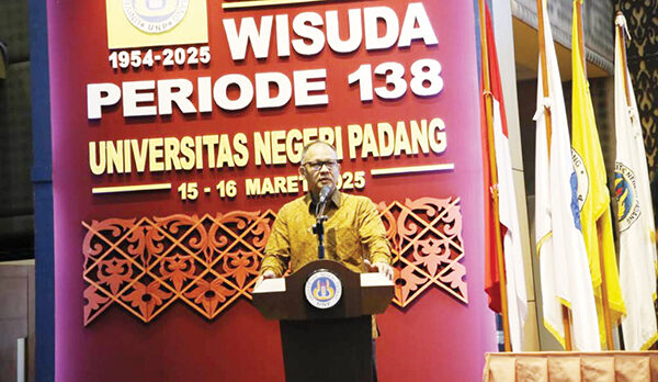 Wisuda UNP ke-138 Hari Kedua, Dirjen Dikti Dukung Penguatan Riset dan Inovasi 1 ORASI ILMIAH— Dirjen Dikti Kemendikti Saintek RI, Prof. Dr. Khairul Munadi, ST, M.Eng., menyampaikan orasi ilmiah bertajuk “Visi Pendidikan Tinggi Menyongsong Indonesia Emas 2045”.