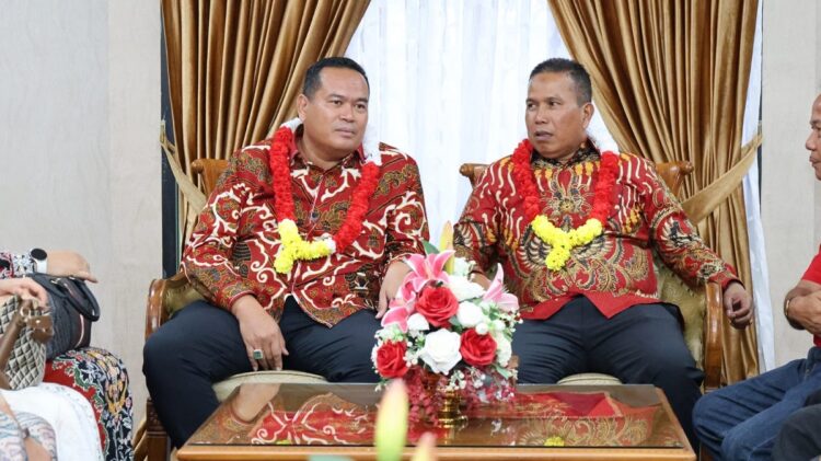 TIBA DI PARIAMAN—Wako Pariaman Yota Balad  dan Wawako disambut jajaran Pejabat Pemko di BIM usai menjalani retret di Akmil Magelang.