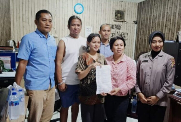 Bukan Hilang, Gadis Cantik Kristina Ternyata Takut Pulang, Berhasil Ditemukan dengan Kondisi Sehat 1 DITEMUKAN— Kristina Merwinda Lase (20) yang sebelumnya dilaporkan hilang, diserahkan kepada orang tuanya usai ditemukan Tim Klewang Polresta Padang.