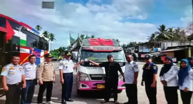 Pastikan Keamanan Pemudik, Dishub Pasbar Cek Kelaikan Kendaraan Umum 1 CEK FISIK KENDARAAN— Kepala Dinas Perhubungan Pasaman Barat Bakarudin melakukan pengecekan kelaikan angkutan lebaran.