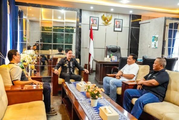 Wali Kota Sawahlunto Riyanda, Diskusi dengan General PTBA UPO Yulfaizon 1 DISKUSI—Wali Kota Sawahlunto Riyanda saat diskusi dengan General Manager PT. Bukit Asam Unit Pertambangan Ombilin (PTBA UPO) Yulfaizon.