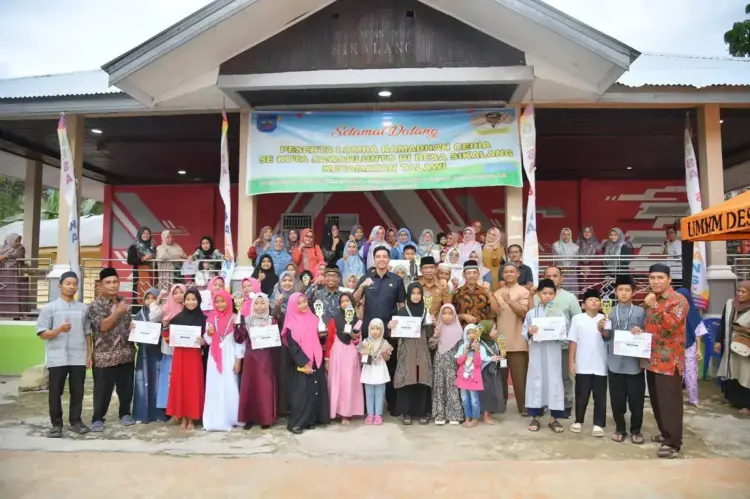 Wali Kota Sawahlunto Riyanda Putra, Dukung Penyelenggaraan ‘Ramadhan Ceria’ di Desa Sikalang Kecamatan Talawi 1 BERSAMA—Wali Kota Sawahlunto Riyanda Putra bersama warga ssat penyelenggaraan ‘Ramadhan Ceria’ di Desa Sikalang Kecamatan Talawi.