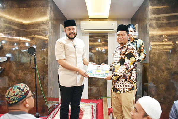 TSR Pemko Kunjungi Masjid Al Hidayah Basement Plaza Andalas, Fadly Amran Serahkan Bantuan Rp15 Juta 1 BANTUAN TSR PEMKO— Wali Kota Fadly Amran menyerahkan bantuan hibah sebesar Rp 15 juta dari Pemko Padang kepada Masjid Al-Hidayah, yang terletak di basement Plaza Andalas sebagai lokasi kunjungan perdana TSR Pemko, Selasa (4/3) malam.