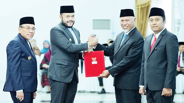 Fadly-Maigus Terima SK Kepemimpinan Periode 2025-2030, Siap Membawa Kejayaan Kota Padang 1 TERIMA SK KEPEMIMPINAN— Wali Kota Padang Fadly Amran dan Wakil Wali Kota Padang Maigus Nasir secara resmi menerima SK untuk periode kepemimpinan 2025-2030, yang diserahkan langsung oleh Gubernur Sumbar Mahyeldi, di Auditorium Gubernur Sumbar, Kamis (6/3).