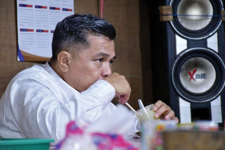 Filosofi Teh Talua, Bupati Agam: Simbol Kebersamaan dan Keharmonisan Masyarakat 1 NIKMATI TEH TALUA— Setelah bersafari ke Masjid Raya Kubang Putiah, Bupati Agam, Ir H Benni Warlis MM, Dt Tan Batuah, menyempatkan diri singgah di kedai minum Kelok Aua, untuk menikmati segelas teh talua hangat di Jorong Sidang Tangah, Nagari Matur Mudiak, Kecamatan Matur, Rabu (12/3).