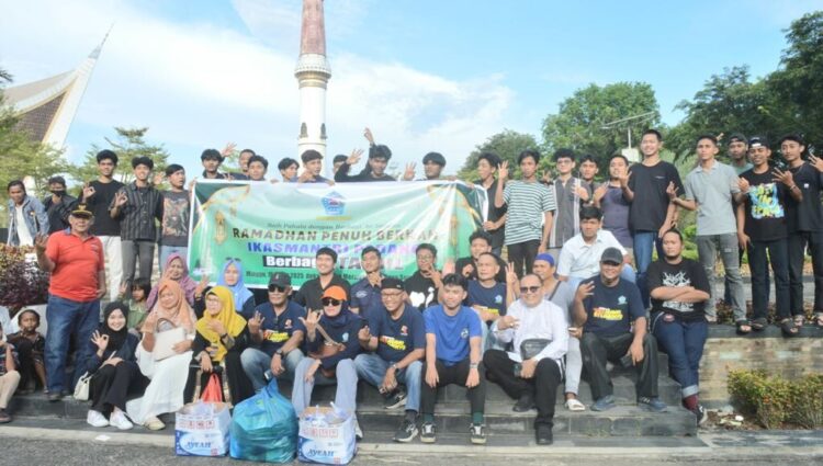 Ramadhan Penuh Berkah, Ikasmantri Padang Bagikan Ribuan Paket Takjil 1 BERBAGI TAKJIL—Ikatan Alumni SMA Negeri 3 (Ikasmantri) Padang berfoto bersama saat kegiatan berbagi takjil pada Ramadhan 1446 Hijriah, di depan Masjid Raya Syekh Ahmad Khatib Al Minangkabawi.