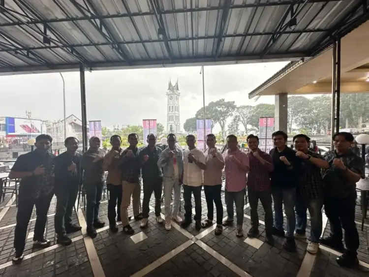 GRIB Jaya Bukittinggi, Dukung Hasil Pilkada dan Program Pemerintah 1 DEKLARASI—Panglima GRIB Jaya Bukittinggi mendeklarasikan dukungan program-program positif Wali Kota Bukittinggi.