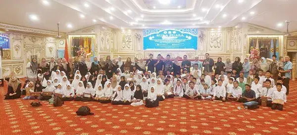 BERBUKA BERSAMA ANAK YATIM— Acara berbuka puasa bersama anak yatim dan dhuafa yang digelar Yayasan Salim menggandeng RSGMP Baiturrahmah dan FKG Baiturrahmah, Selasa (18/3) di Auditorium Universitas Baiturrahmah.