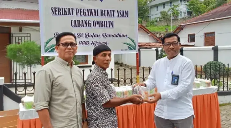 General Manager PT Bukit Asam Unit Peetambangan Ombilin PTBA UPO Yulfaizon dan Ketua SPBA Cabang Ombilin Alman Syarif tengah memberikan pabukoan pada warga