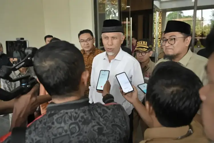 BERIKAN KETERANGAN—Gubernur Sumbar Mahyeldi berikan keterangan pada wartawan usai  menerima laporan kesiapsiagaan potensi bencana geohidrometeorologi dari BMKG Sumbar di Padang, Kamis (20/3).