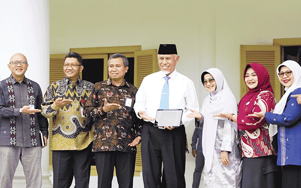 LAPORKAN SPT TAHUNAN— Gubernur Sumbar Mahyeldi Ansharullah bersama perwakilan FEBA menunjukkan Bukti Penerimaan Elektronik (BPE) SPT Tahunan Pajak Penghasilan Orang Pribadi Tahun Pajak 2024, di Istana Gubernur, Jumat (7/3).