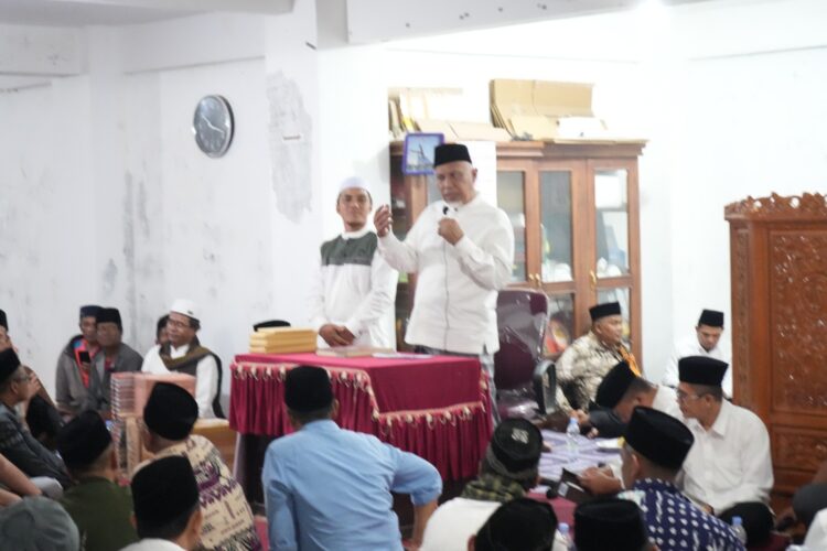 SAFARI RAMADHAN— Gubernur Sumbar, Mahyeldi Ansharullah memimpin TSR Pemprov Sumbar mengunjungi Masjid Al Ihsan di Nagari Salayo Tanang, Kecamatan Bukit Sileh, Kabupaten Solok, pada malam ke-3 Ramadhan, Minggu (2/3).