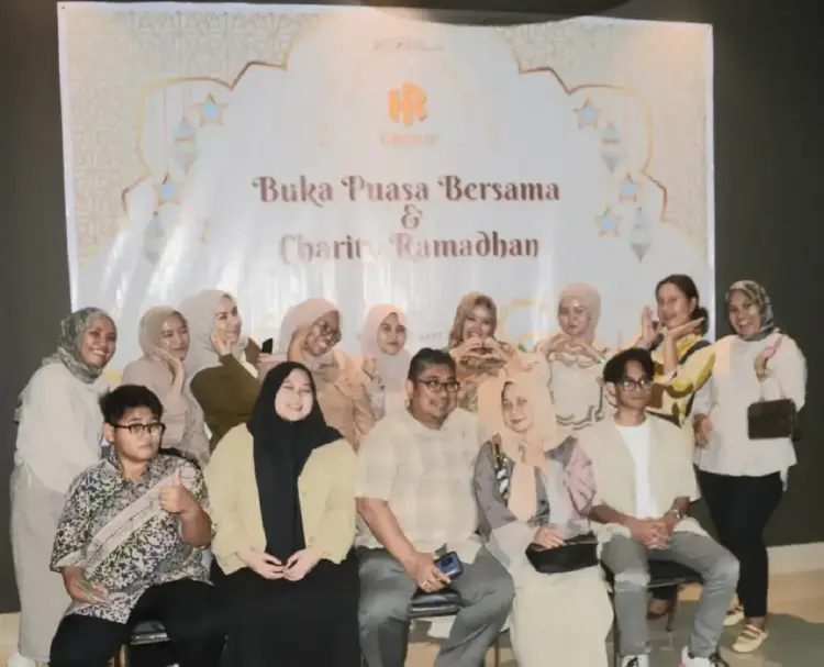 HR Group Buka Puasa Bersama & Charity Ramadhan 1 BUKA BERSAMA—Keluarga Besar Herry Alizar, anak Yatim Panti Aisyiyah, anak Yatim dari Alumni dari Lubuk Begalung Karyawan/karyawati HRS Group, usai berbuka puasa bersama.