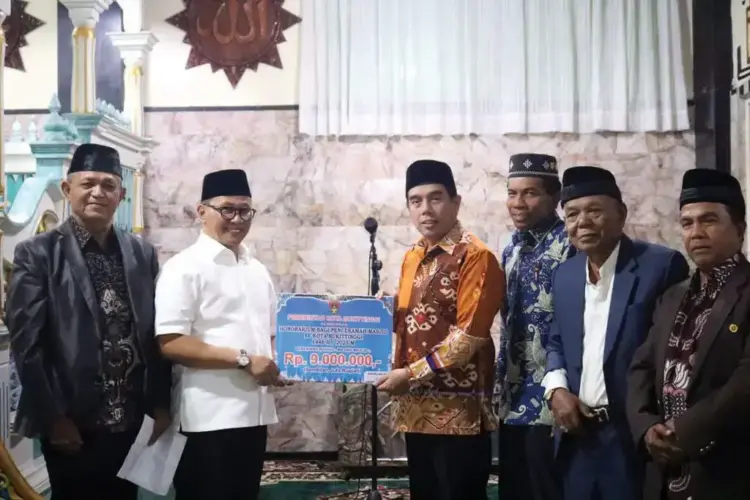 TSR 1 Bukittinggi Kunjungi Masjid Jami’ Agung Tangah Sawah 1 SAFARI RAMADHAN— TSR1 Kota Bukittinggi pada hari kedua, kunjungi Masjid Jami’ Agung Tengah Sawah, atau yang biasa dikenal dengan Masjid Agung, Selasa (18/3). Tim dipimpin Wali Kota Bukittinggi, didampingi Wakil Ketua DPRD dan sejumlah Kepala SKPD.