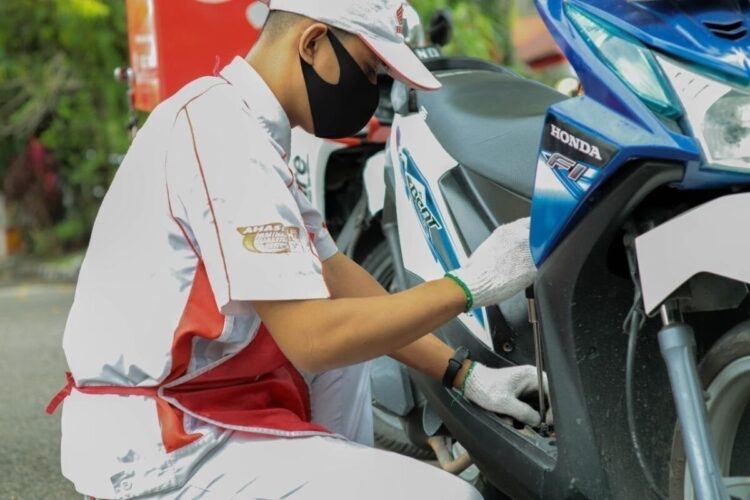 Honda Care Menara Agung, Berikan Kemudahan bagi Konsumen Setia 1 HONDA CARE-Mekanik Honda Care Menara Agung siap melayani konsumen yang mengalami kendala pada sepeda motornya.