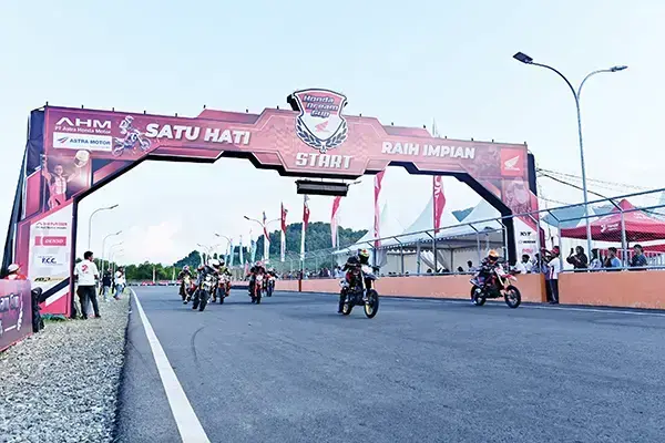 Ajak Pecinta Balap Melesat di Sirkuit, Honda Dream Cup Buka Kelas Baru Vario 160 1 HONDA DREAM CUP— Gelaran Honda Dream Cup (HDC) yang selalu ditunggu-tunggu masyarakat pecinta balap kembali digelar tahun ini di empat kota besar di Indonesia.