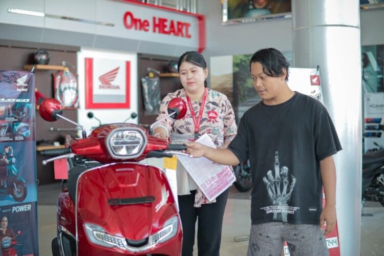 Promo Ketupat Ramadhan di Menara Agung, Beli New Honda Stylo 160 Bonus Jaket Ekslusif 1 LAYANI KONSUMEN-Sales marketing PT Menara Agung melayani konsumen yang melakukan pembelian Honda Stylo 160.