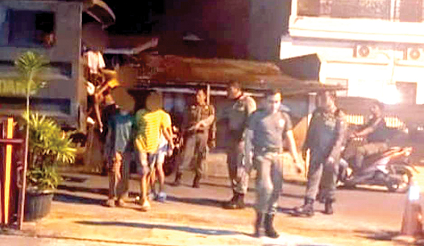 Bukannya Shalat Tarawih dan Tadarusan, Belasan Remaja Diamankan Saat Tawuran di Simpang Haru dan Lubeg 1 TERLIBAT TAWURAN— Petugas Satpol PP Kota Padang mengamankan belasan remaja yang masih di bawah umur saat terlibat tawuran di kawasan Lubeg, tugu Simpang Haru dan di kawasan Kecamatan Padang Utara, Minggu (3) malam.