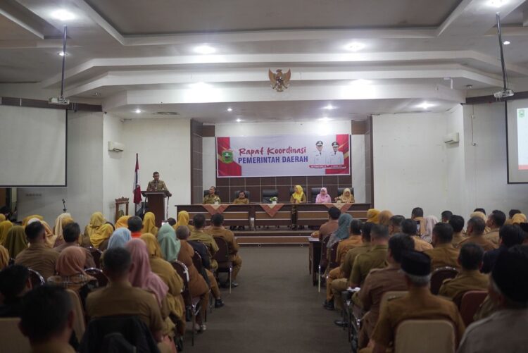 Pimpin Langsung Rakorpen, Jon Firman Pandu Ajak ASN Bekerja Penuh Ikhlas dan Ikuti Aturan 1 PIMPIN—Bupati Jon Firman Pandu pimpin langsung Rapat Koordinasi Pemerintahan (Rakorpem) yang
dihadiri oleh jajaran pejabat daerah.
