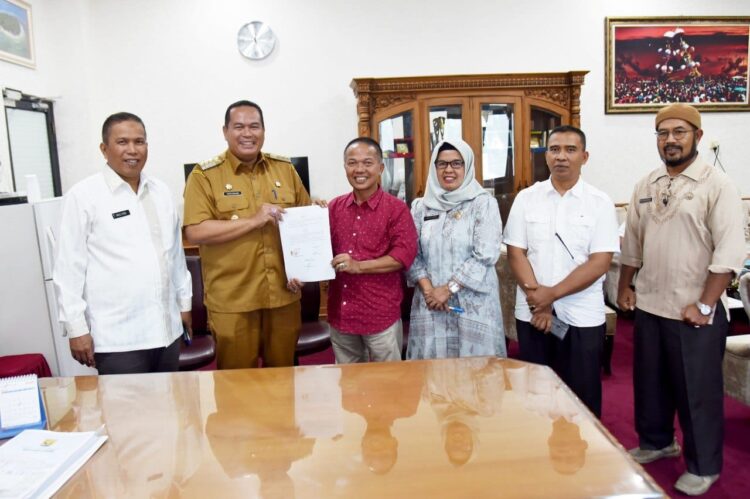 PERJANJIAN— Wako Yota Balad melakukan MoU Perjanjian Hibah dengan Ketua KONI Kota Pariaman Edison, Plt Kadis Dikpora Hertati Taher dan disaksikan Wawako Mulyadi dan pengurus KONI Pariaman.