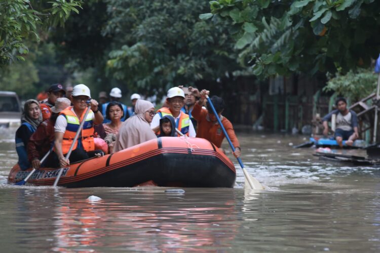 PLN Kontrol Keamanan Kelistrikan, Bantu Evakuasi Warga di Tengah Banjir Bekasi 1 IMG 20250305 WA0006
