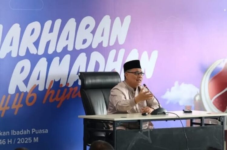 tausiyah Ramadhan --Ketua DPRD Provinsi Sumatera Barat, Drs. H. Muhidi, MM, memberikan tausiyah Ramadhan di Kantor Pusat Bank Nagari.