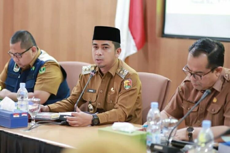 Maksimalkan Program Kerja, Jaring Aspirasi Melalui RPJMD, Pemko Solok Terus Perkuat Kerjasama, Minta Dukungan OPD 1 ARAHAN—Wali Kota Solok Ramadhani Kirana Putra sat memberikan arahan.