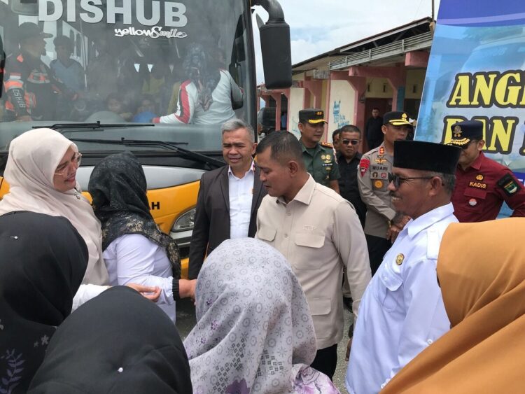 Momentum Program 100 Hari Kerja Kepala Daerah, Pemkab Solok Harapkan Bis Sekolah dapat Bawa Manfaat 1 LEPAS—Bupati Solok Jon Firman pandu saat pelepasan pengoperasian angkutan gratis dan bus sekolah gratis bagi pelajar di Kabupaten Solok.
