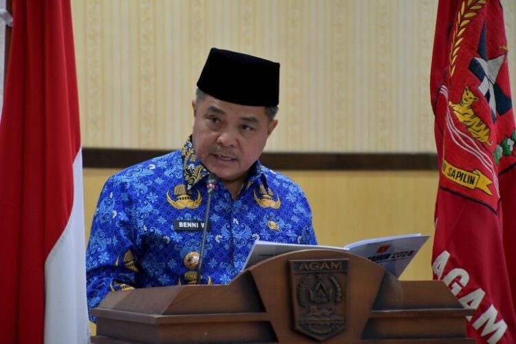 Bupati Agam Sampaikan Nota Penjelasan LKPJ 2024 1 SAMPAIKAN NOTA PENJELASAN— Bupati Agam, Benni Warlis menyampaikan nota penjelasan tentang LKPJ 2024, di aula DPRD Agam, Senin (17/3).