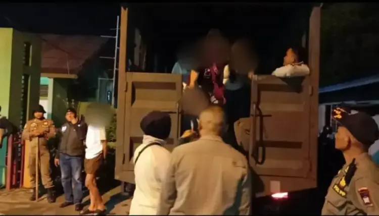 Razia Dini Hari, 10 Remaja Diciduk Satpol PP 1 BERKELIARAN HINGGA LARUT MALAM— Petugas Satpol PP berhasil mengamankan 10 remaja yang masih asyik nongkrong hingga larut malam di sejumlah titik, Rabu (19/3) dinihari WIB.