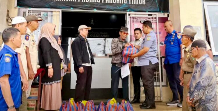 Satpol PP Damkar Padangpanjang Peduli, Program “Seberkah” Telah Bantu Ratusan KK 1 PEDULI MASYARAKAT— Satpol PP Damkar Kota Padang Panjang menunjukkan perannya bukan hanya sebagai penegak aturan, juga sebagai institusi yang peduli terhadap masyarakat dengan meluncurkan program “Seberkah”.