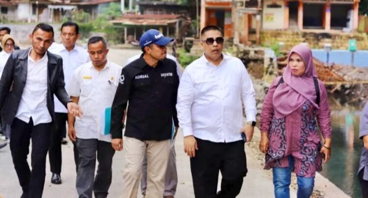 Wako dan Wawako Turun Kelapangan, Pengerjaan Jalan Lubuk Mata Kucing Ditinjau dan Drainase Kawasan Pasar Dinormalisasi 1 TINJAU— Walikota Padangpanjang Hendri Arnis dan Wakil Walikota Allex Saputra melakukan tinjauan pengerjaan jalan Lubuk Mata Kucing.