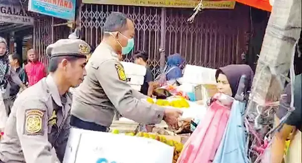Pasar Raya Barat Kembali Semrawut, Pedagang Buah Ditertibkan, Sudah Ada Fase VII, PKL masih Jualan di Badan Jalan 1 PENERTIBAN PKL— Satpol PP kembali melakukan penertiban kepada sejumlah PKL yang menempati fasilitasi umum (fasum), Jumat (21/3) pagi. Sejumlah pedagang buah yang kedapatan berjualan di badan jalan ditertibkan.