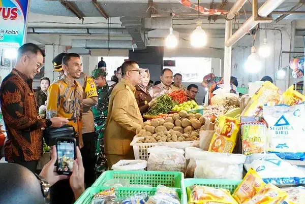 Pemenuhan Bapokting dan Pencegahan Inflasi, Pemko Gelar Bazar Ramadhan 1 TINJAU HARGA PASAR— Walikota Padangpanjang, Hendri Arnis, bersama Forkopimda saat meninjau harga pasar.