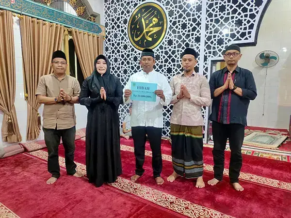 Kajari Padangpanjang Pimpin Safari Ramadhan, Sampaikan Program Prioritas Pemko 1 SERAHKAN BANTUAN— Kajari Kota Padangpanjang Jerniaty, serahkan bantuan dana hibah Rp30 juta ke Pengurus Masjid Nurul Hidayah Koto Panjang.