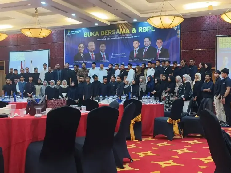 Hipmi Sumbar Bidik MoU dengan Perbankan di Sumbar, Permudah Akses Permodalan Anggota Baru 1 BUKA BERSAMA— Keluarga besar Himpunan Pengusaha Muda (Hipmi) Kota Padang menggelar acara berbuka puasa bersama di Basko Hotel, Senin (24/3).